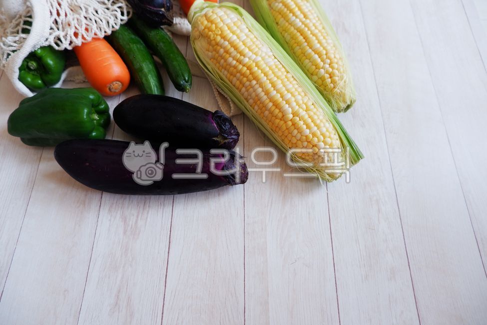 야채,야채배경,장바구니,옥수수,당근,피망,가지,오이,여름야채,목재,목재테이블,건강,다이어트,음식,소재,식재료,컬러풀,요리,요리재료,요리준비,옥수수찜,찰옥수수,초당옥수수,vegetable,eggplants,carrots,sweetcorn,corns,cucumber,health,healthyfood,fresh,신선함,신선,채소,셀러드,셀러드재료,colorful,greenpepper