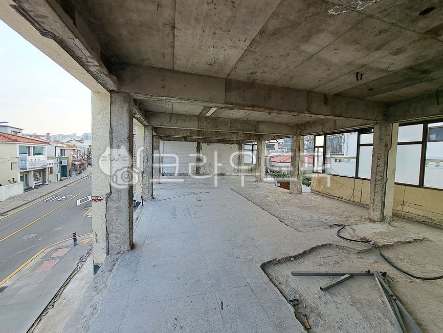 리모델링,건축학,빌딩,재건축,공사,건축공사,빌딩공사,실내,건축물,옥내,바닥,시멘트,구옥,상가공사,주택공사,주택,콘크리트,내벽,도로가,2층,기둥,도시,개조,개조공사,상점가,내부공사,실내공사,철골,상가