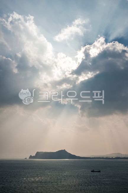 성산일출봉,빛내림,제주,제주풍경,제주도,자연,바다,파도,배,nature,outdoors,옥외,한국자연경관,jeju,jejuisland,light,빛,flare,플레어,sunlight,햇빛,weather,날씨,cumulus,적운,cloud,구름,sky,하늘,자연,풍경,nature,landscape
