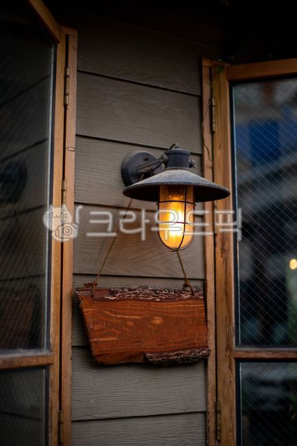 예쁜등,창문,길거리,건물,도시,카페,윈도우,창틀,prettylamp,street,building,city,cafe,window,windowframe