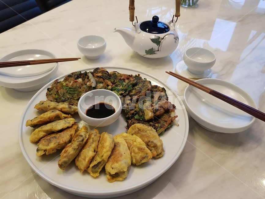 pottery,도기류,meal,식사,dish,요리,food,음식,dinner,파전,굴전,막걸리,oyster pancake,greenonion,한국전통,한국문화,korean traditional,korean culture,음식,식재료,요리,food,cook,meal,dishes,food reserves,술,주류,alcohol