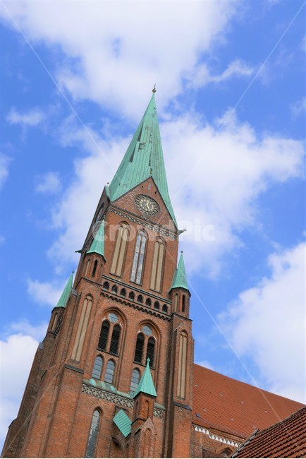 탑,건물,첨탑,뾰족한탑,architecture,steeple,building,spire,tower,교회,성당,건축,건축물,유럽건축,파란하늘,독일,유럽,슈베린,해외,외국,세계,foreign,oversea,world,건축물,건물외관,exterior,building,structure,architecture,construction