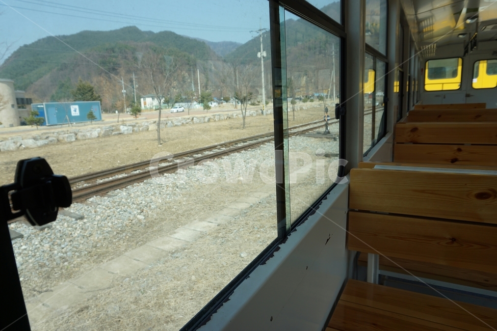 풍경,여행,봄여행,산책,기차,교통,교통수단,기차안,기차내부,일탈,창밖,창가,나무의자,시골길,교통,교통수단,traffic,transportation