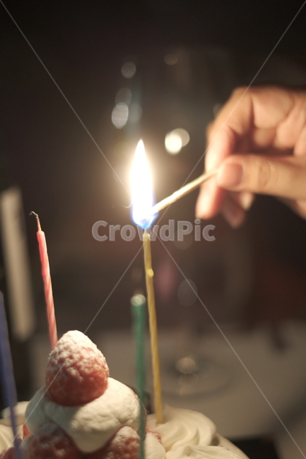 케이크,촛불,초,파티,연말,사람,인물,인간,human,person,신체일부,몸,body,기념일,축하,anniversary,congratulation,celebrate,celebration