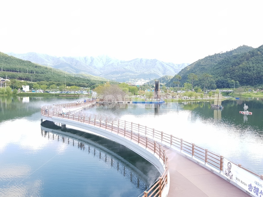 산,구름,못,물,공원,호수,다리,계곡,하늘,파란하늘,자연,옥회