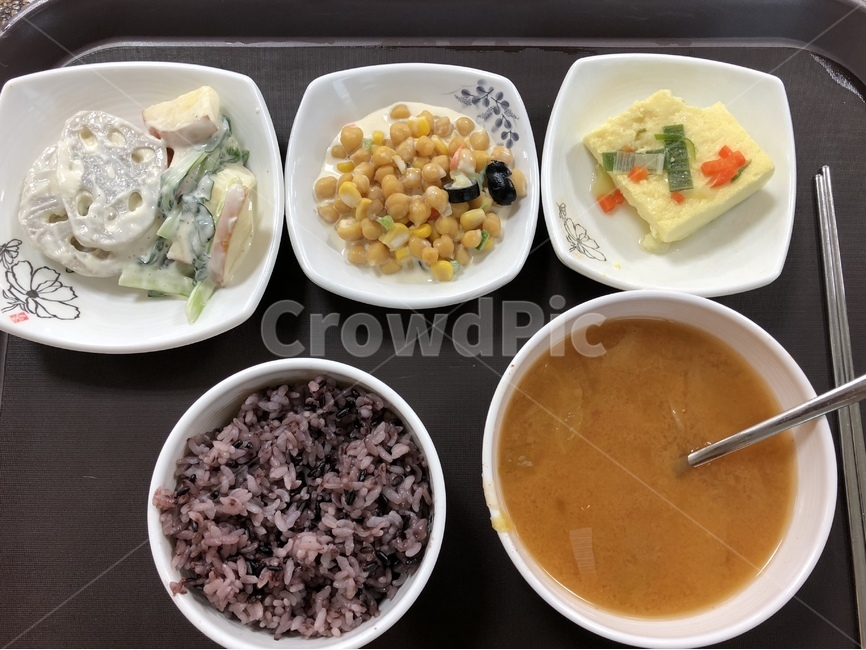 학식,밥,식단,연근샐러드,달걀찜,병아리콩,흑미밥