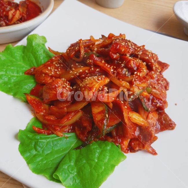 제육볶음,고기,돼지고기,제육,상추,음식,매운음식