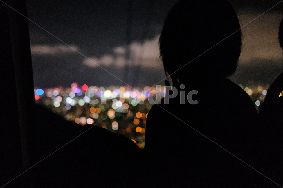 빛망울,실루엣,전망대,뒷모습,그림자,보케,야경,밤,풍경,nightscape,night,landscape,사람,인물,인간,human,person,인물실루엣,사람실루엣,character silhouette,human silhouette