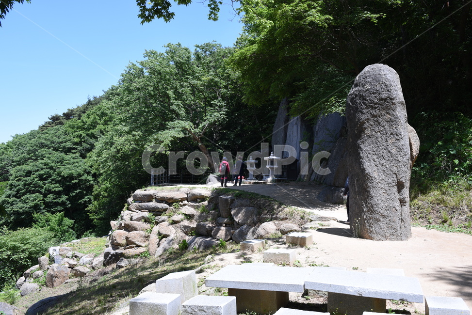 산사,한국사찰,불상,돌불상,석조불상,부처상,돌정원,사찰정원,정원,절,사찰,마애불상,마애불,숲속,산속,수풀,돌부처