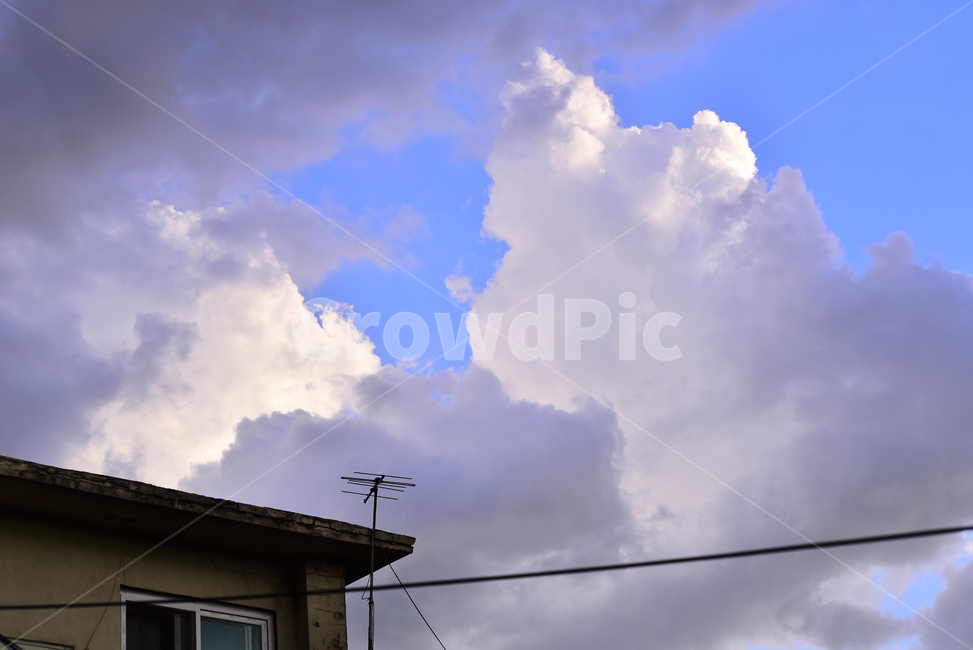 먹구름,하늘,집,하우스,비구름,날씨,기상,기후,암운,clouds,sky,house,배경,백그라운드,안테나,전선,수신기,푸른하늘,뭉게구름