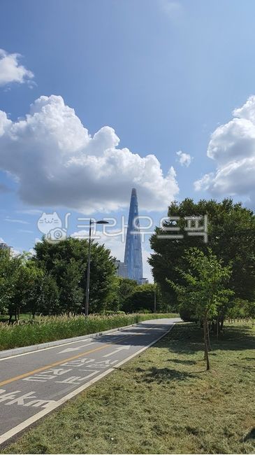 bicycle road,Lotte Tower,road name,World Tower,building