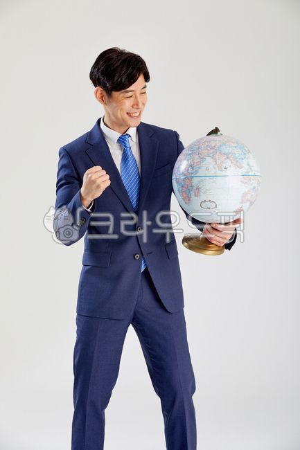 글로벌,정장,미소,지구본,글로벌사업,성공,도전,자신감,직장인,인물,업무,구직,취업,비지니스,남성,매니저,과장,대리,30대,20대,영업,경영자,경영,컨설팅,금융,한국인,동양인,아시아인,1명,회사,사무실,실내,멋진청년,꿈,관리직,일,흰색,누끼,앉은모습,청년,넥타이,1등,최고,글러벌,사업가,청년사업가,global,formal,smile,businessman,globe,globalbusiness,success,challenge,confidence,officeworker,person,job,business,male,deputy,30s,20s,sales,manager,consulting,finance,korean,asian,1person,office,wonderfulyoungmanagement,dream,white,management,accessories,부속품,accessory,부속물,사람,인물,인간,human,person,남성,남자,man,male,비즈니스,사업,business,service,work
