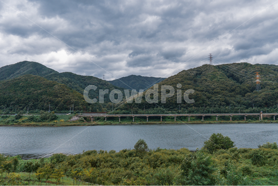 가평,북한강,운두산,강변,산과강,금수강산,산경,자연,풍경,들판,나무,산,구름,흐림,물결,자연경관,산맥,청평,대성리,물줄기,산촌,야외,옥외,식물,강,하천,흐름,다리,고가도로,길,도로,한국자연풍경,한국자연경관,korea nature landscape