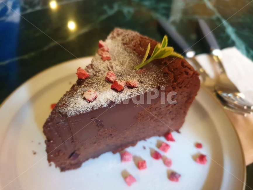 deco,shadow,tissue,bowl,brown,leaf,maroon color,Red,fork,White,Kkukhan,dessert,cake,Nutella,Chocolate cake,chocolate