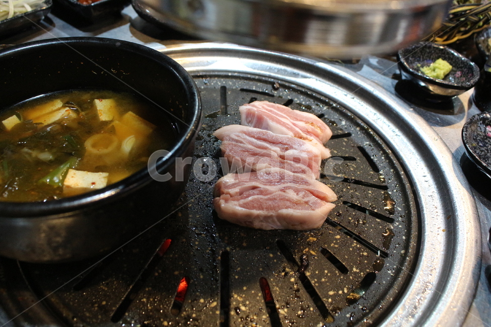 항정살,삼겹살,돼지고기,화로구이,고깃집,고기집,식사,밑반찬,음식,식재료,요리,food,cook,meal,dishes,food reserves,육류,고기,meat