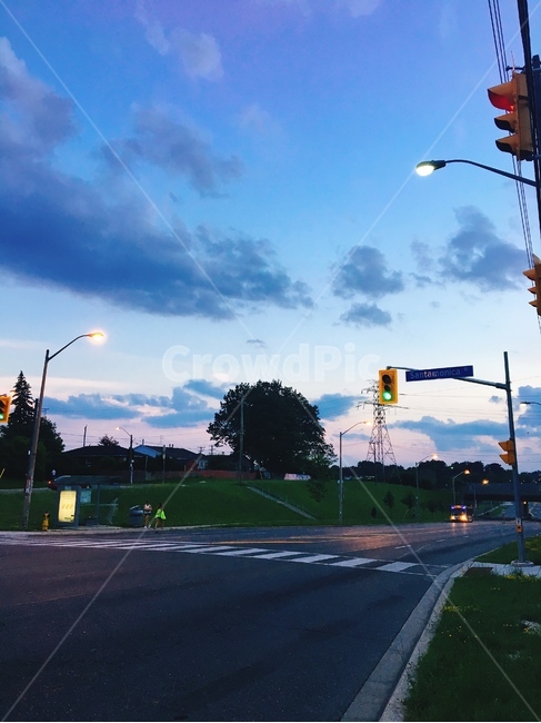 도로,신호등,구름,trafficlight,빛,light,아스팔트,asphalt,road,은은,잔잔,저녁,불빛