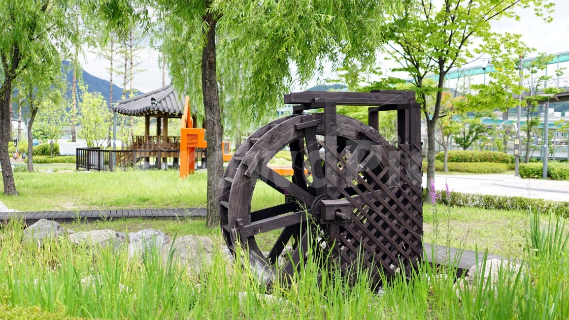 물레방아,공원,잔디밭,나무,돌,바위,하늘,식물,자연,정자,한옥,지붕,기와,풍경,landscape,한국,한국적인,한국문화,문화,korea,산책,감성,감성사진,힐링,힐링사진,스냅,스냅사진,스넵,스넵사진,snap