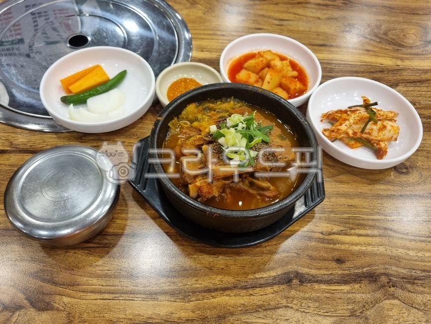 restaurant,food,hangover soup,bone hangover soup,bone hangover soup,rice,side dish,kimchi,kkakdugi,doenjang,meal,vegetable,table,meat,bowl,dish,bowl