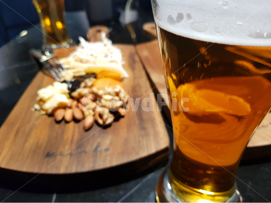 맥주,안주,땅콩,오징어,치즈,유리컵,회식,시원한,맛있는,아몬드,갈색,갈증,모임,친한,즐기다,재미있는,만남,술,주류,alcohol