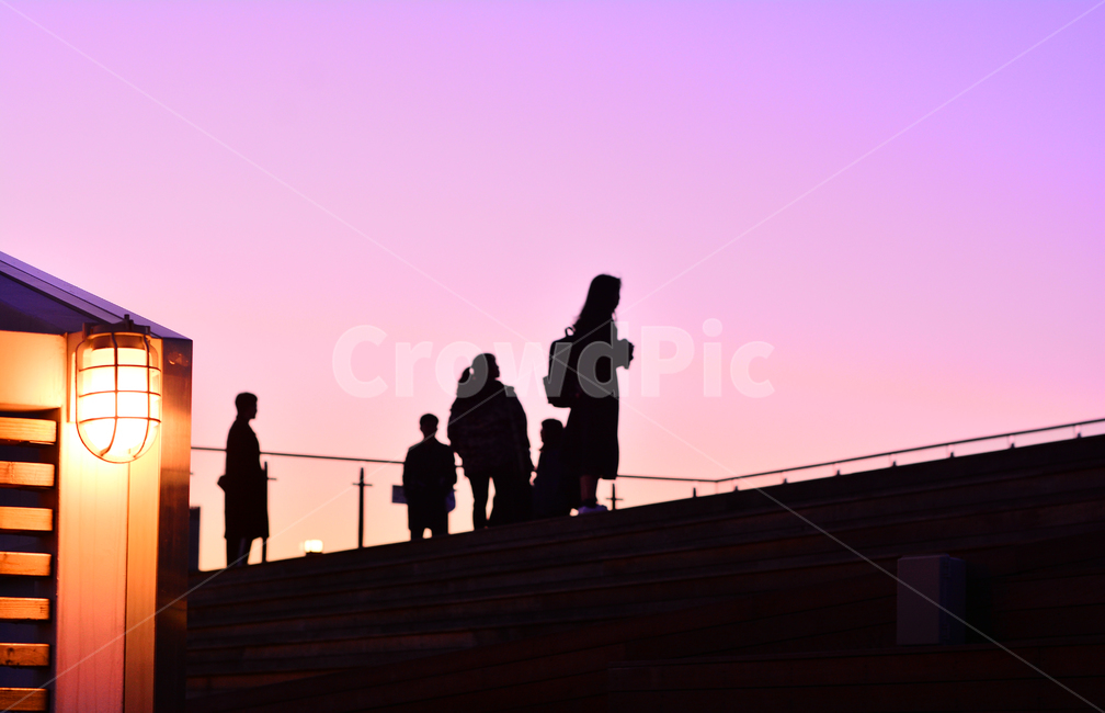 사람,색감,남녀,노을,석양,해질무렵,sunset,일몰,바라보다,하늘,실루엣,silhouette,생각,현대인,보라색,퍼플,purple,조명,불빛,명암,사람들,대중,군중,other people,crowd,실루엣,그림자,silhouette,shadow,인물실루엣,사람실루엣,character silhouette,human silhouette,person,human,인간