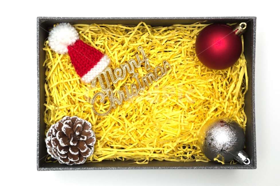 메리크리스마스,크리스마스,상자,모자,볼,솔방울,선물상자,선물,이벤트,성탄절,오브젝트,컨셉,컨셉트,콘셉,콘셉트,스튜디오,실내,성탄,기념,기념일,휴일,소품,장식,장식품,겨울,누끼,시즌,인테리어,디자인,데코,데코레이션,잔치,축제,파티,배경,이미지,배경이미지,흰배경,흰색,화이트,메리크리스마스문구,문구,글씨,영문,영어,금색,골드,노란색,옐로우,포장,포장재료,글자,크리스마스볼,산타,산타모자,겨울,계절,winter,season,기념일,축하,anniversary,congratulation,celebrate,celebration,메리크리스마스,성탄절,merry christmas,사물,물건,오브젝트,thing,object,matter,연출,컨셉,콘셉,direction,concept