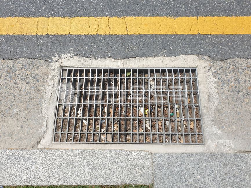 배수구,아스팔트,도로,거리,막힌,하수구,철,배수,도로배수구,경치,야외,outdoors,scenery,landscape,asphalt,metal,막은,drainage,rainwaterdrainage,road,콘크리트