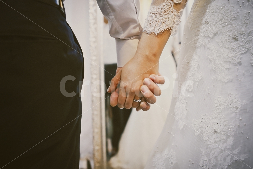결혼,웨딩,드레스,반지,약속,손,웨딩반지,결혼식,웨딩드레스,예복,사람,인물,인간,human,person,신체일부,몸,body,손,제스처,표시,손짓,표현,gesture,hand,sign,expression,연인,커플,사랑,lover,couple,결혼,혼례,웨딩,wedding,marriage,marry,감정표현,기분,feeling,emotion,기념일,축하,anniversary,congratulation,celebrate,celebration,연출,컨셉,콘셉,direction,concept