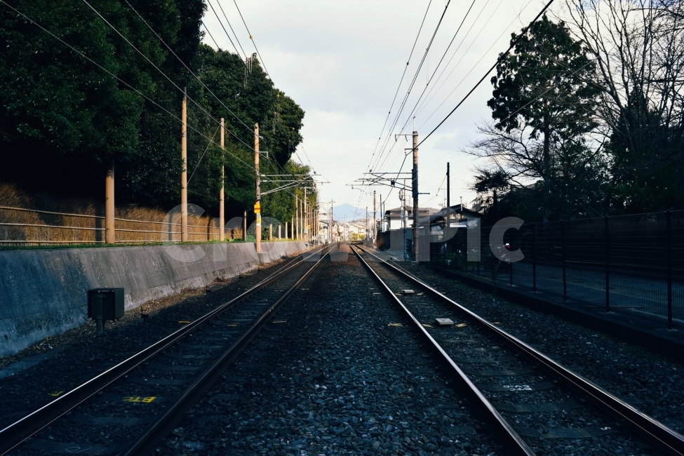 기차,철길,하늘,구름,햇빛,그림자,명암,교통,교통수단,traffic,transportation,rail,레일,train track,기찻길,railway,철도
