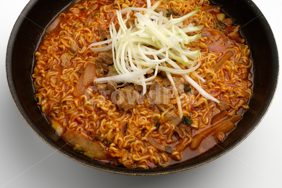 라면,국수,국물,파,음식,고기,인스턴트,식사,맛있는,인스턴트음식,간단한,누들,간식,꼬불꼬불한,밀가루,뜨거운,부드러운,양념,야채,채소,매콤한,매운,고추,건더기,조미료,기름진