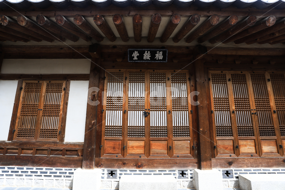 경복궁,문화재,서울,건축,궁전,문,단청,지붕,기와,돌담,돌기둥,고건축,한국,창호지,서까래,석가래,기둥,창살,흙길,주춧돌,추녀,목조건축물,창문,방문,한국전통,한국문화,korean traditional,korean culture,랜드마크,landmark,tourist attraction,한국랜드마크,한국관광지,한국명소,korea landmark,korea tourist attraction,건축물,건물외관,exterior,building,structure,architecture,construction