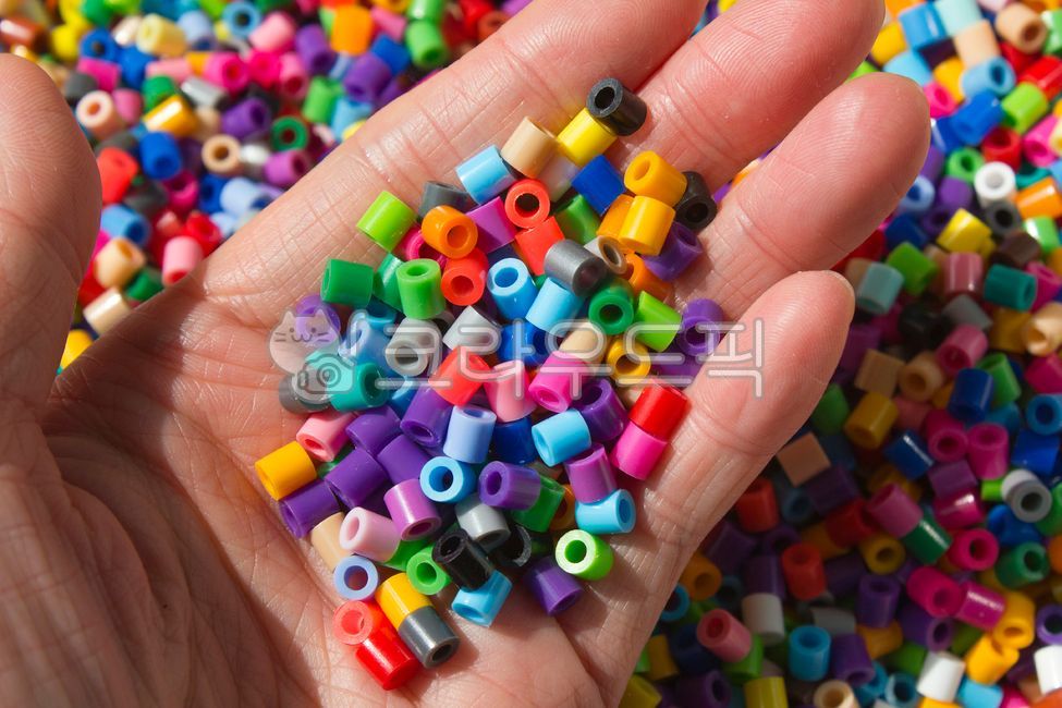 비즈,구슬,플라스틱,비즈공예,재료,소재,컬러풀,부속품,부품,공예,손,손바닥,여자손,신체부위,손가락