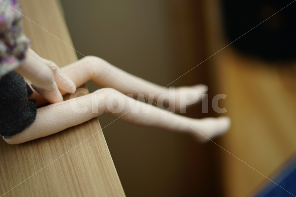 	각선미,몸매,인형,doll,컨셉,앉기,휴식,느낌,쉼,다리,쉼터,감각,작품,날씬,라인,감성,취미,감정표현,기분,feeling,emotion,고독함,외로움,쓸쓸함,우울함,슬픔,lonely,solitary,사물,물건,오브젝트,thing,object,matter,연출,컨셉,콘셉,direction,concept