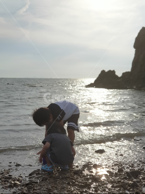 person,사람,human,인간,sea,바다,대양,nature,자연,water,물,바닷가,해변,석양,일몰,어린이,아이,소년,바다풍경,해변,바다,beach,sea,사람,인물,인간,human,person,어린이,어린아이,child,children,kid