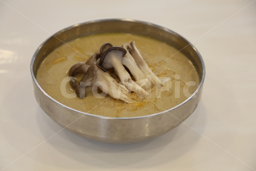칼국수,들깨칼국수,한식,분식,면요리,버섯,들깨가루,먹음직스러운,맛있는,따듯한,국물,걸쭉한,고소한,국수,대접,스테인리스그릇,면그릇,한국,한국음식,음식,식재료,요리,food,cook,meal,dishes,food reserves,면류,면요리,noodles,한식,한국음식,한국요리,korean food,korean dishes,korean meal,korean cook