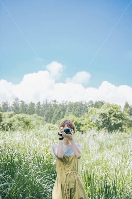 여성,여자,카메라,앞모습,하늘,풀,자연,나무,구름,lady,woman,camera,sky,sunny,맑음,cloud,tree,grass,forest,사람,인물,인간,human,person,여성,여자,woman,female,lady,사진작가,포토그래퍼,photographer,감성,sensible,feeling,색깔,색상,색채,색감,color sense,color sensitivity,feeling of color