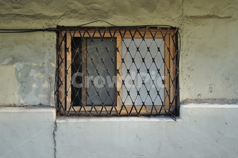 벽,갈라진벽,창문,나무창틀,방범창,오래된,창살,유리창,구옥,재래식,oldwindow,glass,net,frame,woodframe,wall,crack,쇠창살,마름모,유리,낡은창문