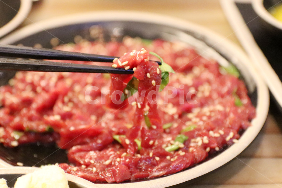 육회,소고기,육회뭉티기,뭉티기,한국음식,소주,저녁식사,안주,korea,koreafood,food,cow