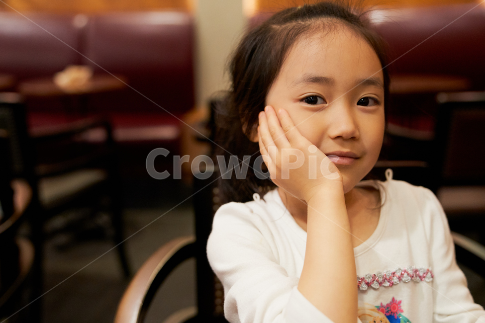 아이,여자,face,소녀,girl,kids,카페,얼굴,사람,인물,인간,human,person,얼굴표정,facial expression,face,어린이,어린아이,child,children,kid