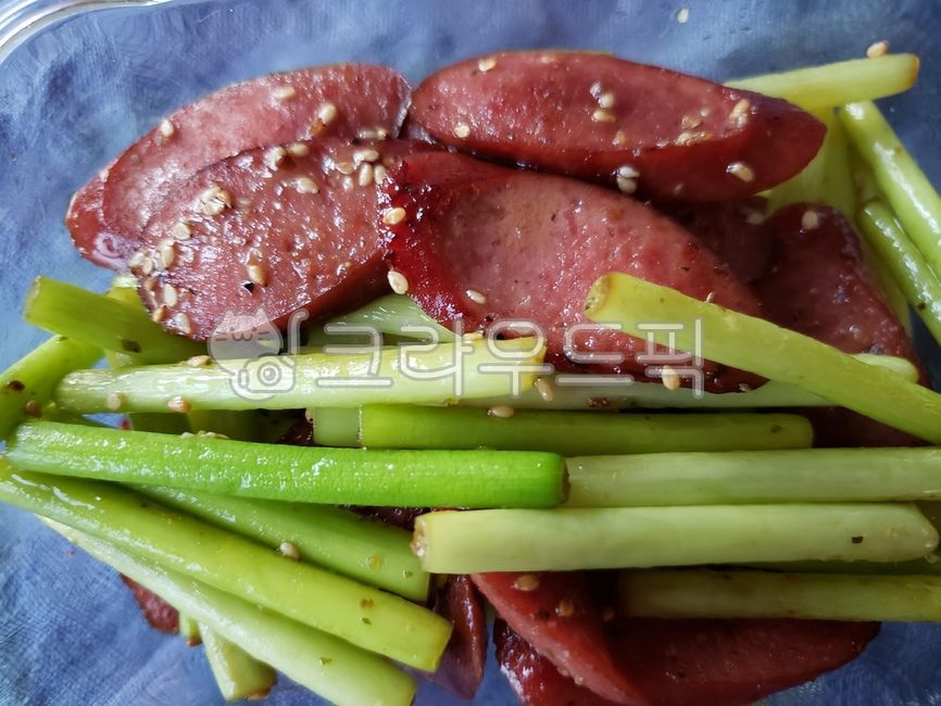 garlicstem,Garlic sprouts,sidedish,sausage,vegetable,side dish,Sesame salt,stirfried dishes,Food Ingredients,Lunch box side dishes,ingredients,luchmenu,cooking,garlic,healthy cooking,cook,food,Simple cooking,stirfry,Stirfried sausage and garlic,sesame