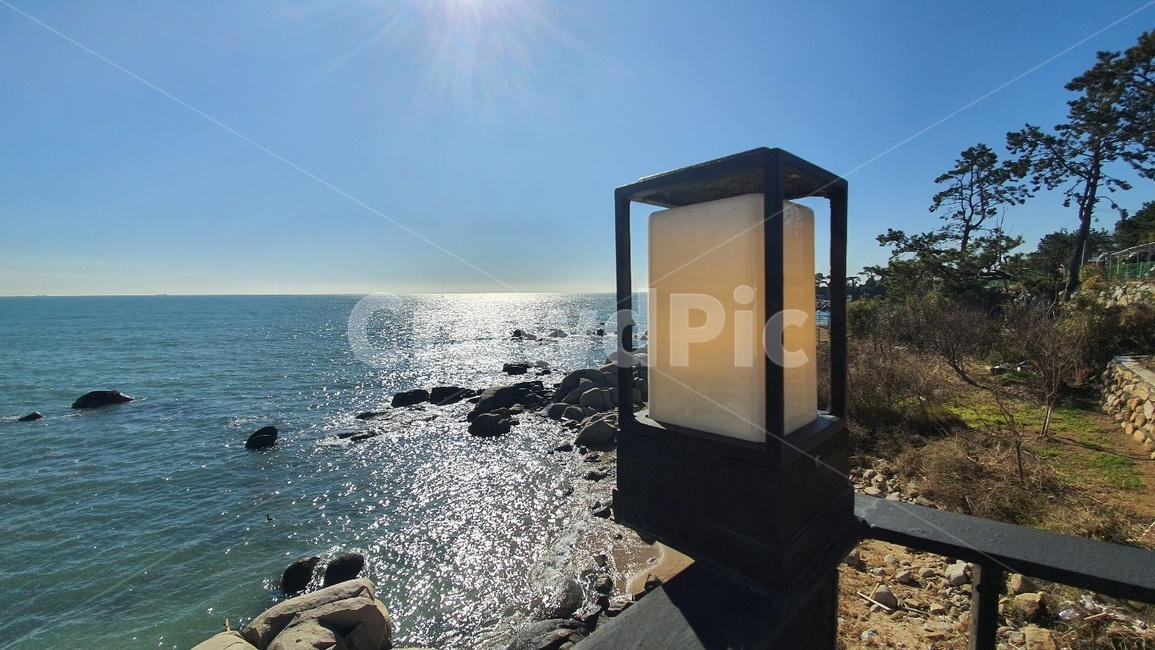 전등,light,사서함,빛,태양,바다,전망,오션뷰,맑은바다,water,물,워터프론트,좋은전망