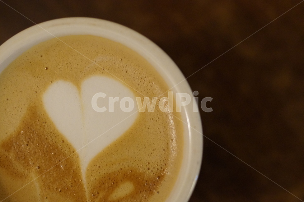 까페라떼,카페라테,커피,하트,카페,테이블,휴식,커피잔,사랑,cafe,table,love,rest,coffee,heart,coffeecup,brown,white,relaxation,meeting,만남,기다림,waiting