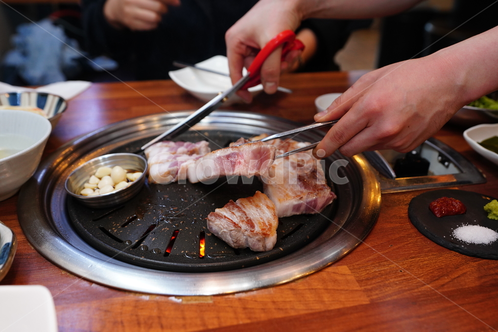 고기,돼지,육류,육식,안주,음식,불판,삼겹살,구이,한식,먹방,먹거리,푸드,식사,사람,인물,인간,human,person,신체일부,몸,body,음식,식재료,요리,food,cook,meal,dishes,food reserves,육류,고기,meat