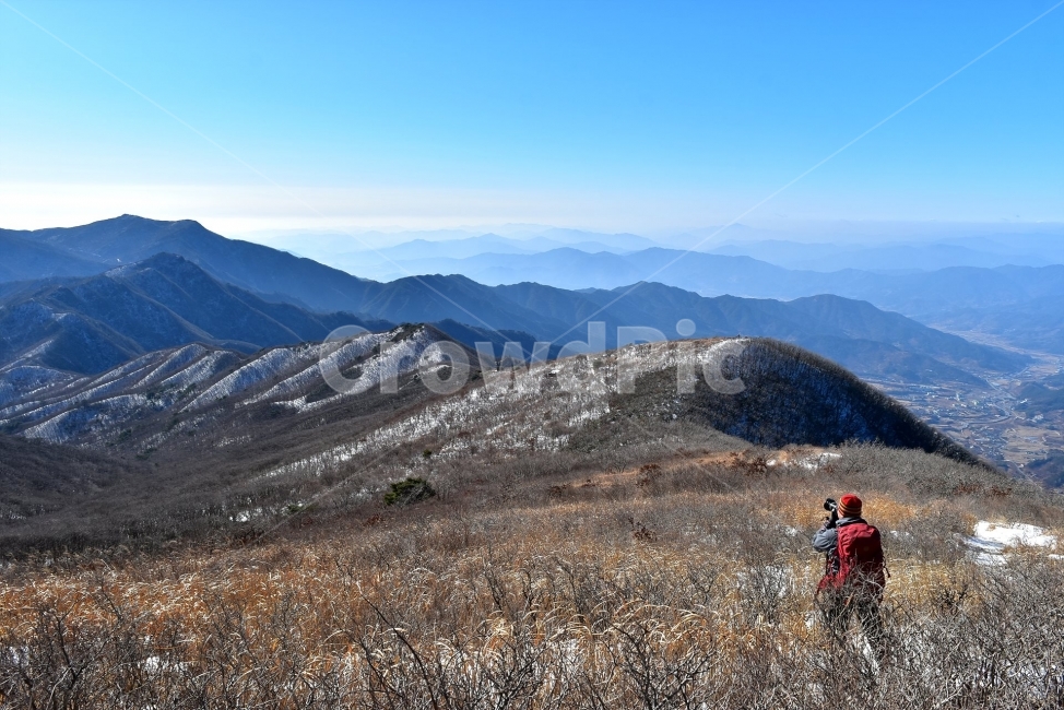 지리산,서북능선,노고단,풍경,비경,명산,국립공원,성삼재,묘봉치,만복대,고리봉,반야봉,천왕봉,정령치,세걸산,세동치,부운치,팔랑치,산행,등산,트레킹,National,Park,철쭉,파란,하늘,바래봉,사진,산그리메,산너울,명선봉,토끼봉,힐링,감성,전망,조망,아름다운,수려한,nature,lanscape,겨울,계절,winter,season,자연,풍경,nature,landscape,한국자연풍경,한국자연경관,korea nature landscape,사람,인물,인간,human,person,남성,남자,man,male,여행,휴가,traveling,vacation,trip,사진작가,포토그래퍼,photographer,outdoors,옥외,mountain range,산맥,mountain,산