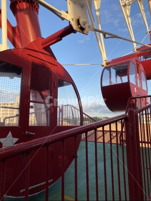 banister,난간,handrail,railing,관람차,놀이기구,놀이공원,하늘,탈것,ferriswheel,sky,놀이공원,놀이동산,놀이터,amusement park,playground