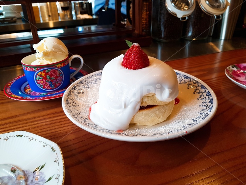디저트,케이크,수플레케이크,딸기,생크림,엔틱,카페,디저트,간식,후식,dessert,snack