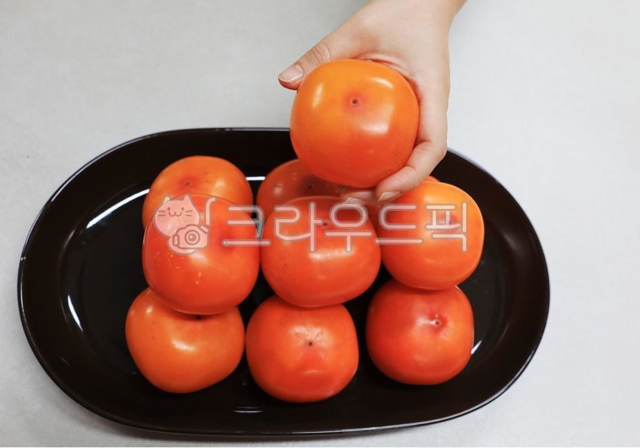 홍시,감,persimmon,과일,fruit,음식,food,그릇,손,hand,손가락,finger,신체부위,단감,가을,계절