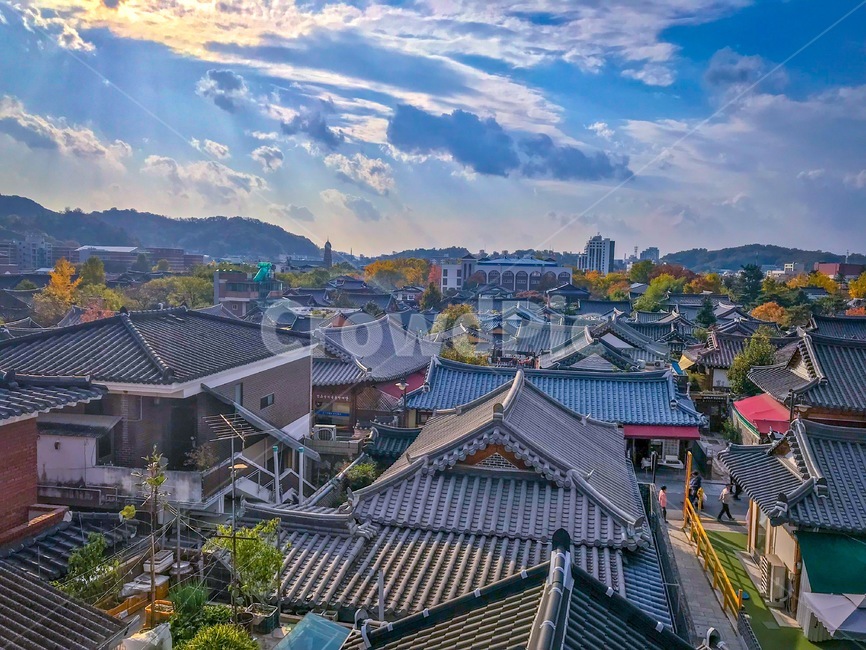 한옥마을,전주한옥마을,지붕,한옥,한옥지붕,기와집,전망,구름,햇빛,일몰,풍경,전주,포근함,따스함,따듯함,일상,여유로움,옥상,기와지붕,한국전통,한국문화,korean traditional,korean culture,건축물,건물외관,exterior,building,structure,architecture,construction