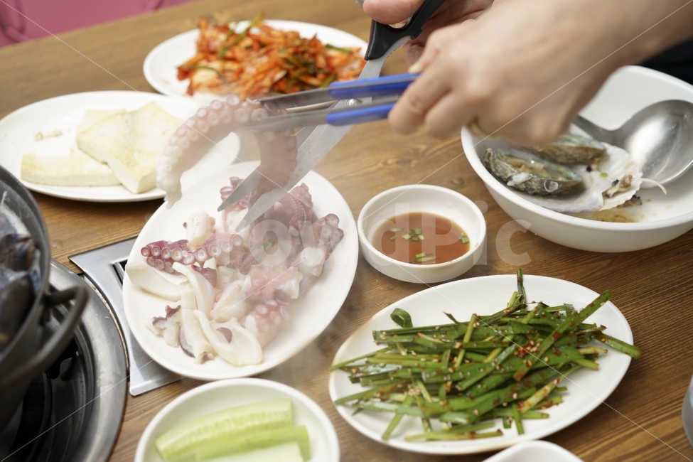 	문어,안주,술안주,해천탕,먹방,푸드,회식,모임,식사,저녁,술자리,소주한잔,해물,해산물,가위질,가위,사람,인물,인간,human,person,신체일부,몸,body,음식,식재료,요리,food,cook,meal,dishes,food reserves,수산물,해산물,fishery products,seafood,한식,한국음식,한국요리,korean food,korean dishes,korean meal,korean cook