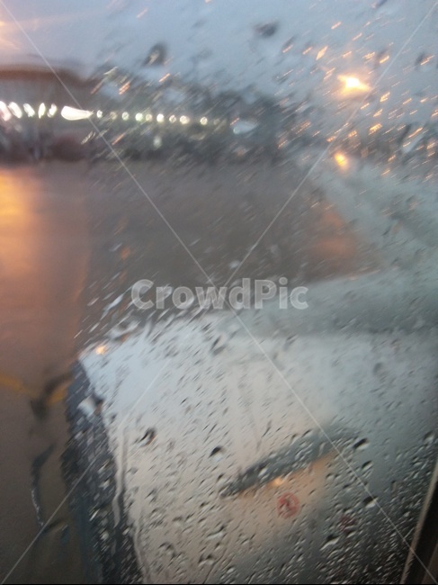 비행기,비행기날개,비,공항,불빛,비,비오는날,rain,rainy,교통,교통수단,traffic,transportation