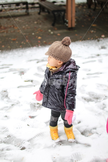 눈,겨울,눈놀이,장갑,남아,모자,겨울모자,놀이터,겨울,계절,winter,season,사람,인물,인간,human,person,어린이,어린아이,child,children,kid